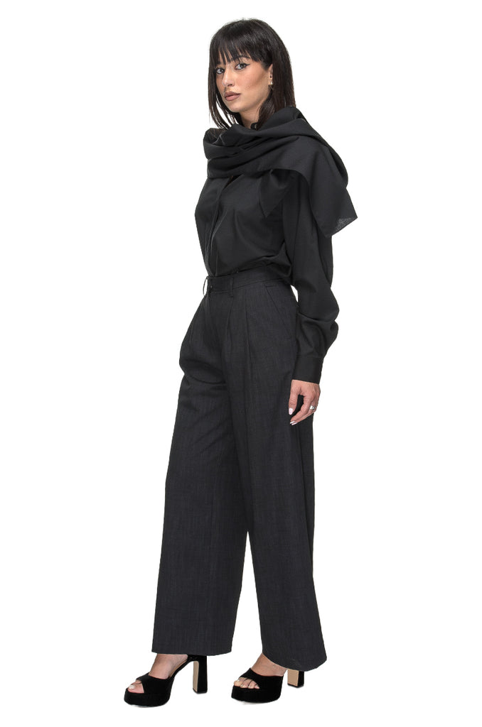 CAMICIA NERA CON SCIARPA SU