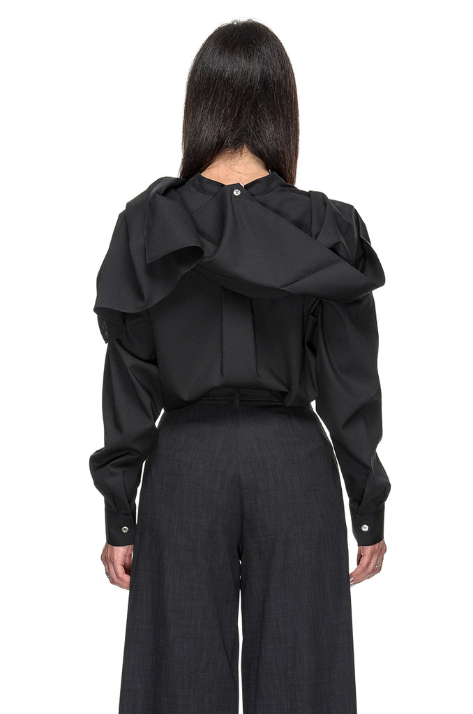 CAMICIA NERA CON SCIARPA SU