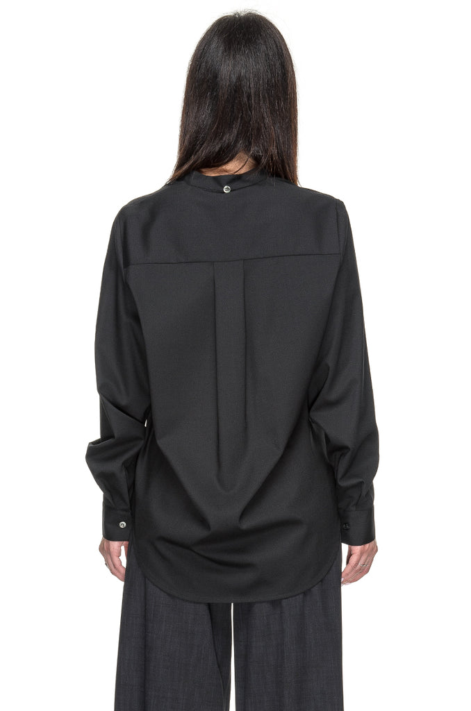 CAMICIA NERA CON SCIARPA SU
